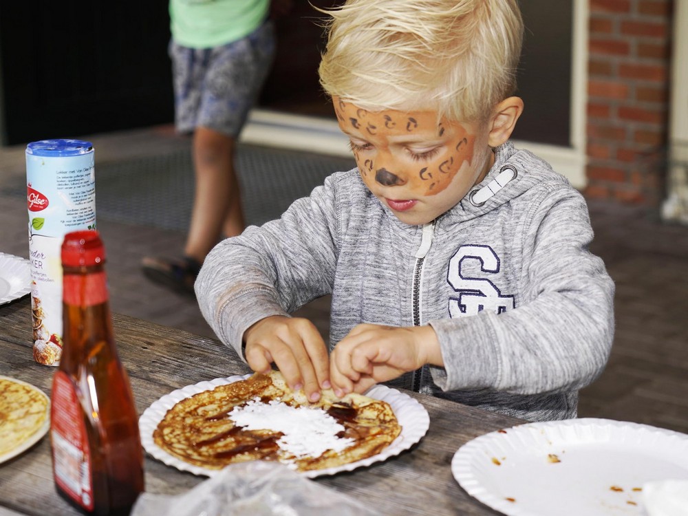 Pannenkoeken eten uitsnede