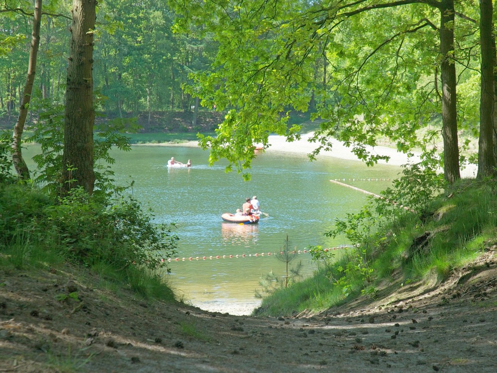 Doorkijk recreatieplas