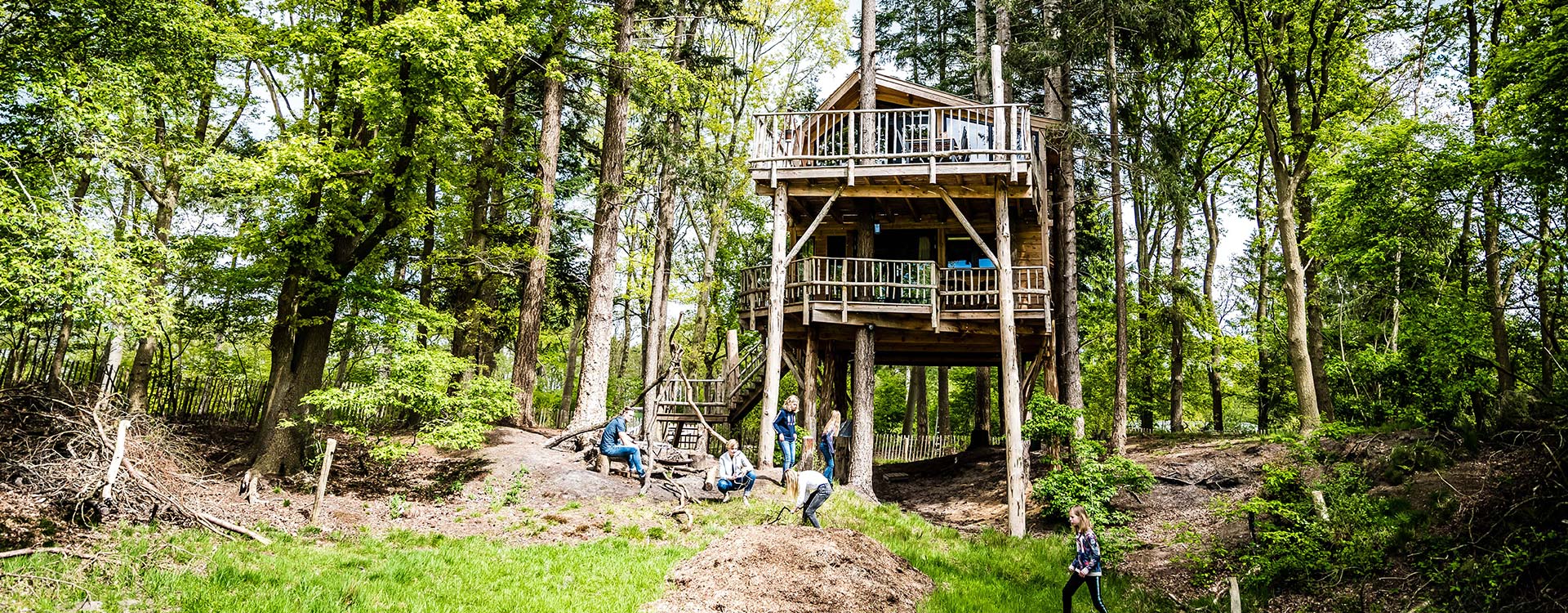 unieke-treehouse-en-boomhut-xxl-huren-in-drenthe-bij-camping-torentjeshoek